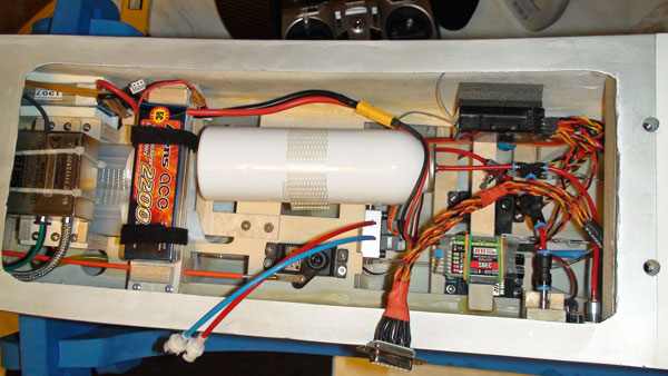 Zündung, Tank, Akkus, Pneumatik, Servos für Seite und Höhe