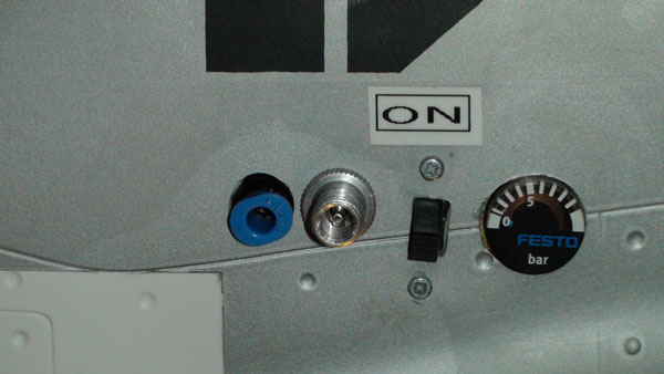 RX-Schalter, Pneumatikanschluss EZFW, Manometer und Betankungsventil